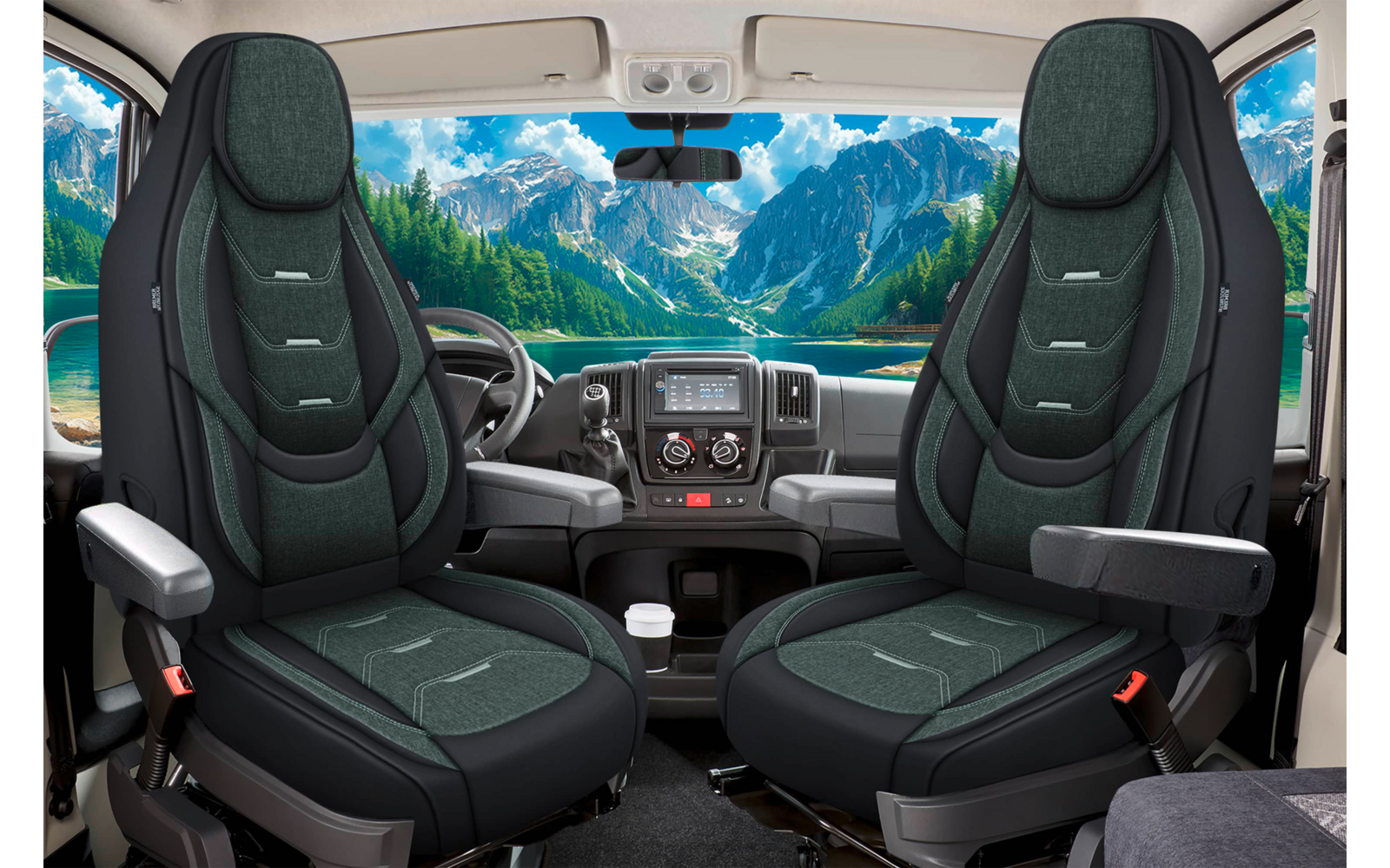 Fahrzeuginnenraum mit zwei grünen Vordersitzen, Lenkrad, Armaturenbrett, Becher und Frontscheibe mit Bergen und See