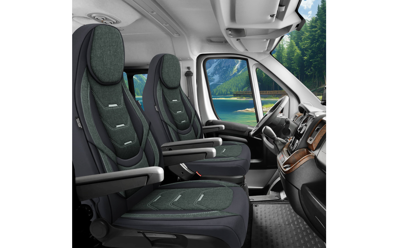 Innenraum einer Fahrzeugkabine mit zwei gepolsterten Vordersitzen, Armlehnen, Lenkrad, Armaturenbrett und Blick durch das Fenster auf einen See, Berge und Wald