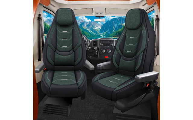 Zwei gepolsterte Fahrer- und Beifahrersitze mit Armlehnen in einem Fahrzeugcockpit, sichtbares Lenkrad, Armaturenbrett und große Frontscheibe mit Berglandschaft