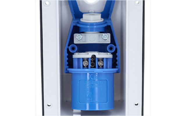 Weiße rechteckige Einfassung mit blauem runden Steckanschluss, sichtbaren Metallkontakten und Schrauben