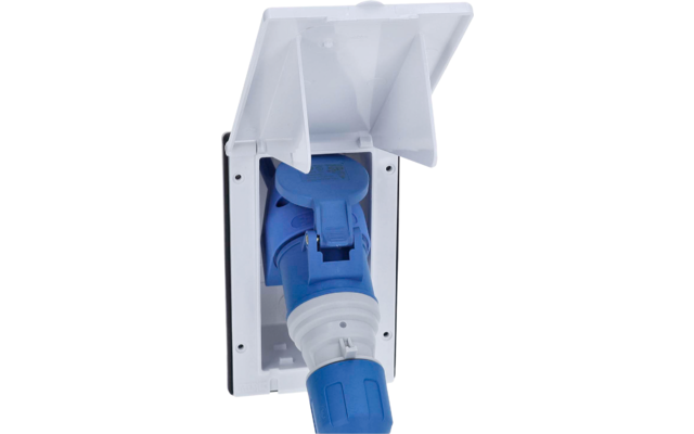 Weiße rechteckige Wandsteckdose mit offenem Klappdeckel, in die ein blauer Steckverbinder eingesteckt ist