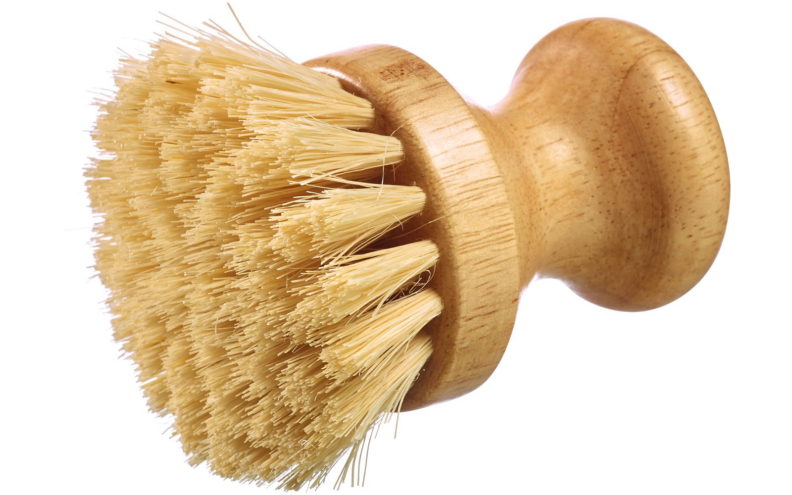 Ronde houten borstel met korte, dichte lichte borstelharen en knopvormig houten handvat op witte achtergrond