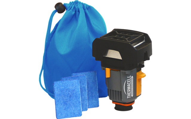 Schwarzes und orangenes Kunststoffgerät neben zwei blauen Pads und einem blauen Beutel mit Kordel