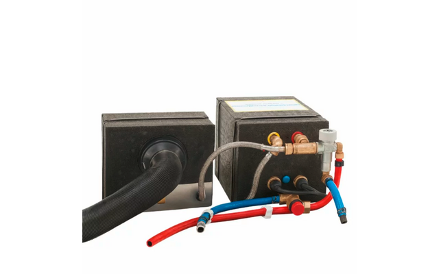 Deux boîtiers rectangulaires noirs sur fond blanc ; à gauche un tuyau noir flexible et rainuré fixé au boîtier ; à droite un boîtier avec plusieurs tuyaux rouges et bleus, raccords en cuivre et une petite vanne blanche