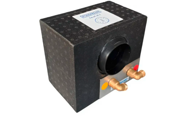 Boîte rectangulaire noire en mousse avec une ouverture de tuyau ronde noire au centre de la face avant, deux tuyaux en cuivre horizontaux en dessous avec marquages rouge et jaune, étiquette blanche sur le dessus