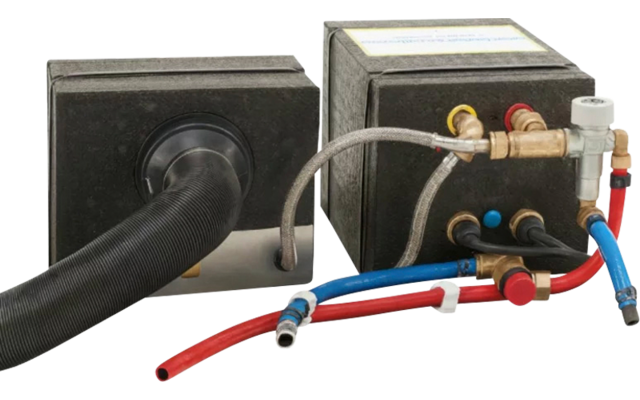 Zwei schwarze rechteckige Geräte auf weißem Hintergrund; links ein flexibler, gerippter schwarzer Schlauch am Gerät; rechts ein Gerät mit mehreren roten und blauen Schläuchen, Kupferanschlüssen und einer kleinen weißen Ventilkomponente