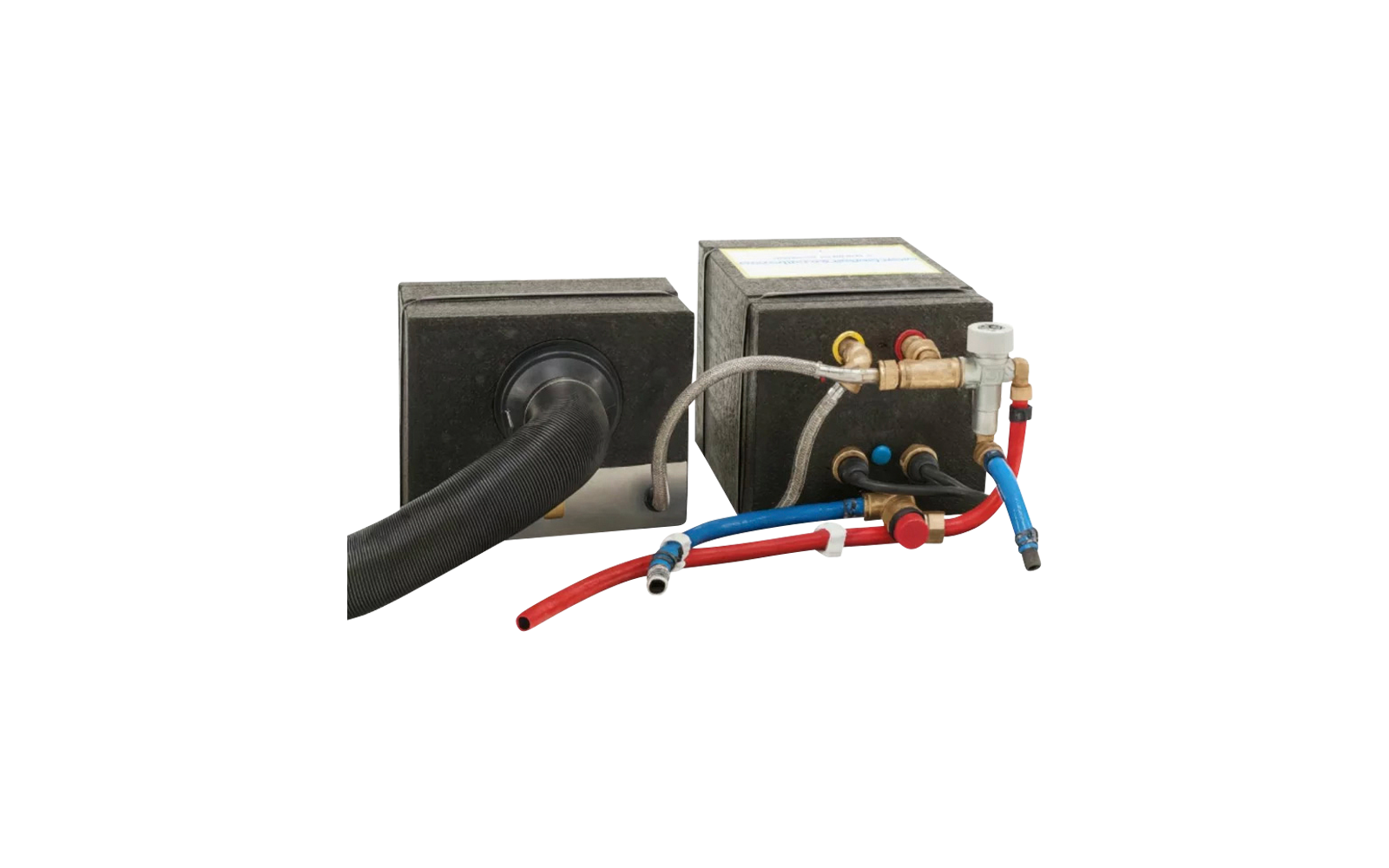 Zwei schwarze rechteckige Geräte auf weißem Hintergrund; links ein flexibler, gerippter schwarzer Schlauch am Gerät; rechts ein Gerät mit mehreren roten und blauen Schläuchen, Kupferanschlüssen und einer kleinen weißen Ventilkomponente