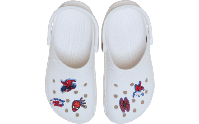 Par de zuecos blancos visto desde arriba, con tiras en el talón, agujeros de ventilación y pegatinas rojas y azules con arañas y personajes de cómic en la puntera