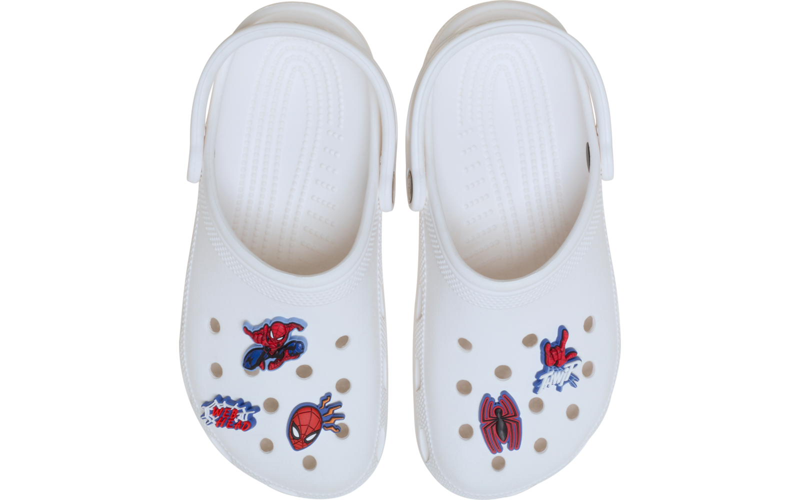 Par de zuecos blancos visto desde arriba, con tiras en el talón, agujeros de ventilación y pegatinas rojas y azules con arañas y personajes de cómic en la puntera