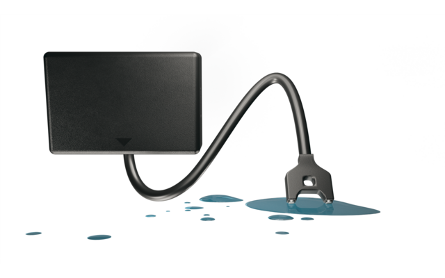 Schwarzes rechteckiges Gerät links, gebogenes graues Kabel verbindet es mit einem grauen Anschluss rechts, blauer Flüssigkeitspool und Tropfen unter dem Anschluss, weißer Hintergrund