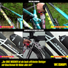 Stereo Mountainbike mit blau-grünem Rahmen in einem Wald, Nahaufnahme von Rahmen und Lenker mit Aufschrift