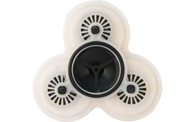 Objeto blanco con tres lóbulos redondeados, centro circular negro con una forma de tres puntas, cada lóbulo tiene un inserto circular con ranuras radiales negras