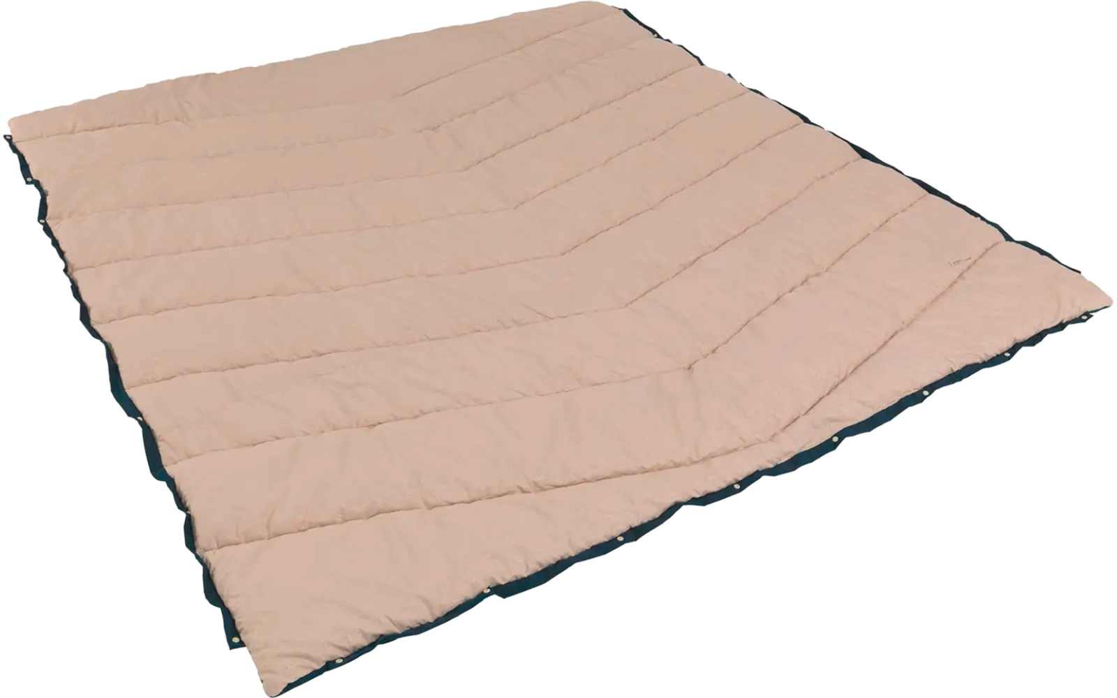 Beige doorgestikte deken liggend op witte achtergrond