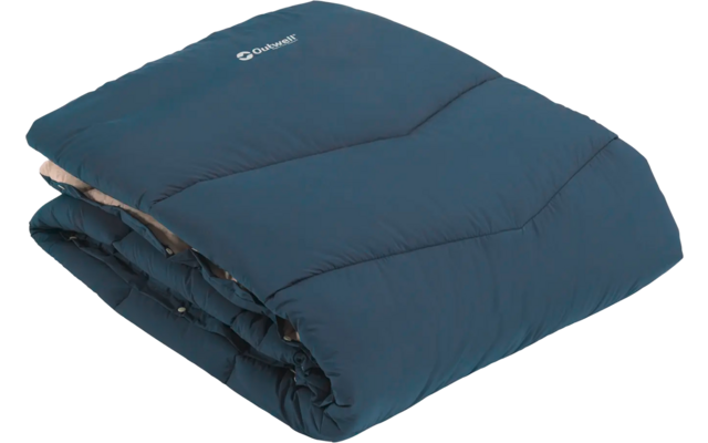 Opgevouwen blauwe stoffen deken met zichtbare steken