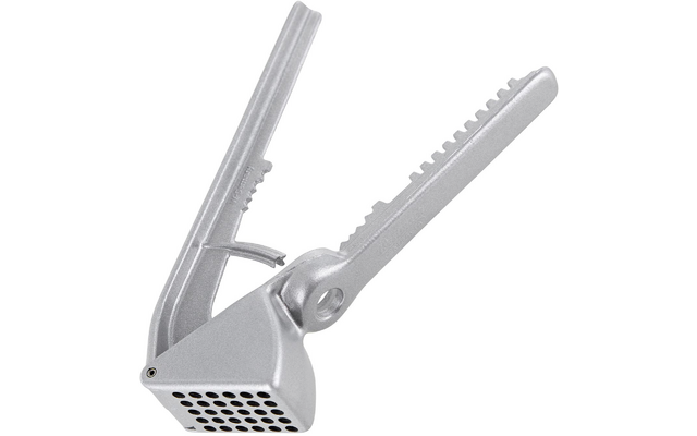 Zilveren metalen knoflookpers met twee handvatten en een geperforeerd persmandje