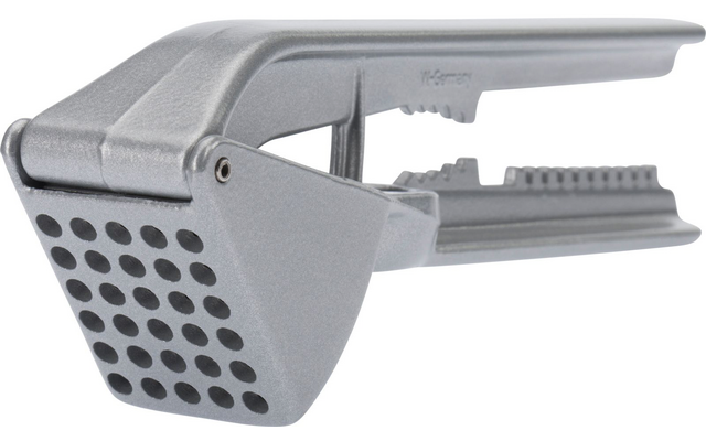 Zilveren metalen knoflookpers, zijaanzicht met geperforeerde perskamer en hendel