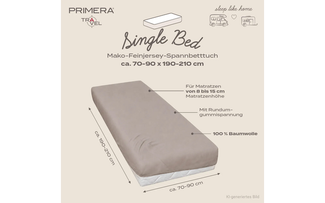 Beige hoeslaken op matras met zichtbare teksten en pijlen: 'Single Bed', 'Mako-Feinjersey-Spannbetttuch ca. 70-90 x 190-210 cm', pijlen 'ca. 70-90 cm' en 'ca. 190-210 cm', labels 'Für Matratzen von 8 bis 15 cm Matratztenhöhe', 'Mit Rundumgummispannung', '100% Baumwolle', merklogo 'PRIMERA TRAVEL', tekst 'sleep like home' met bus- en huispictogram en 'KI-generiertes Bild'