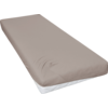 Enkele matras met beige hoeslaken, witte onderzijde van de matras zichtbaar aan één zijde