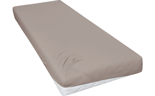 Enkele matras met beige hoeslaken, witte onderzijde van de matras zichtbaar aan één zijde