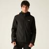Person trägt schwarze Kapuzenjacke mit Reißverschluss und kleinem weißem Logo auf der Brust, dunkle Hose, steht vor hellem einfarbigem Hintergrund