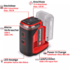Rotes und schwarzes Elektronikgerät mit angesetztem Akku, sichtbarer Steckdose, USB‑A‑ und USB‑C‑Anschlüssen, LED‑Anzeige und roten Beschriftungspfeilen