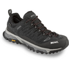 Scarpa nera con lacci neri con dettagli rossi, suola scolpita grigia, logo MEINDL sulla parte anteriore ed etichetta Vibram sulla suola su sfondo bianco