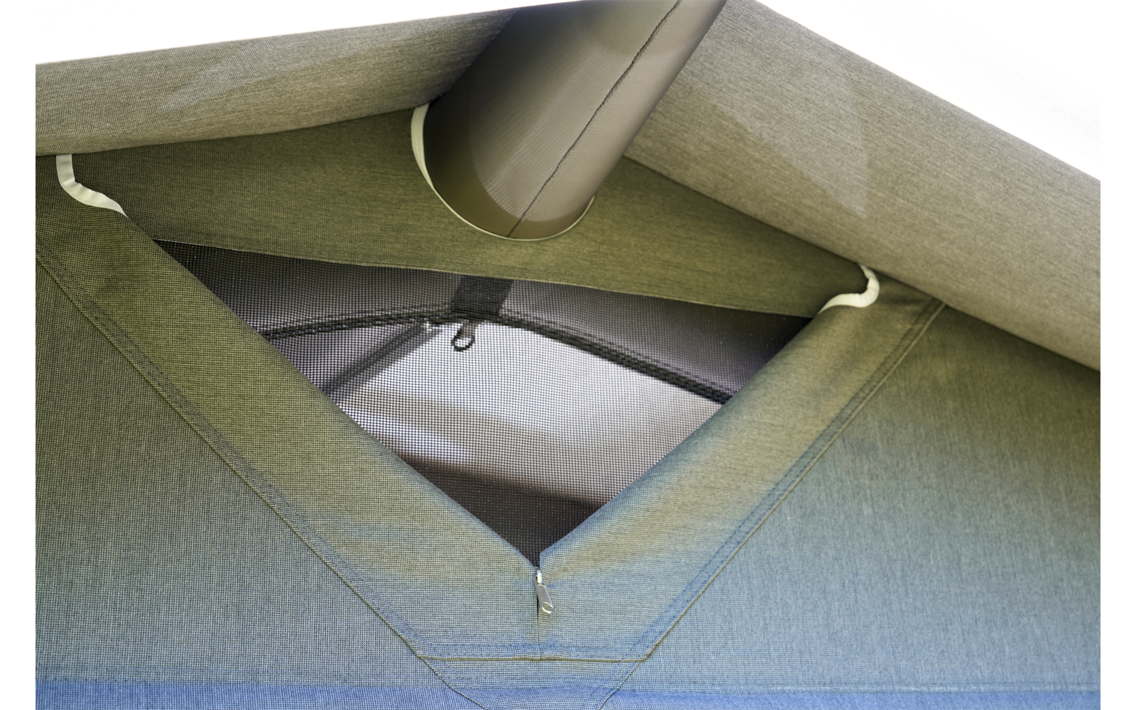 Grünes Zelt mit geöffnetem dreieckigem Lüftungsfenster, sichtbarem Reißverschluss, Netzgewebe und Dachstange