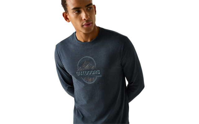 Persoon met donkerblauw longsleeve-shirt met ronde bergillustratie en de tekst 'OUTDOORS', kijkt opzij, handen achter de rug, effen lichte achtergrond