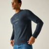 Persoon in driekwartprofiel draagt donkerblauw longsleeve met rond 'OUTDOORS' logo op de borst, blauwe spijkerbroek, handen bij de heupen, effen lichte achtergrond