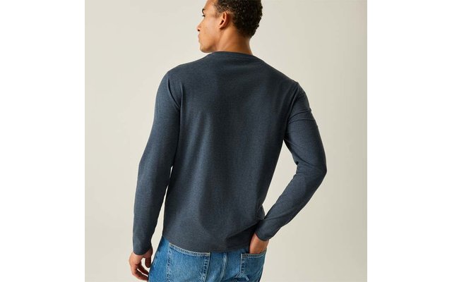Persoon van achteren, draagt donker shirt met lange mouwen en blauwe spijkerbroek, linkerhand in achterzak, neutrale lichte achtergrond