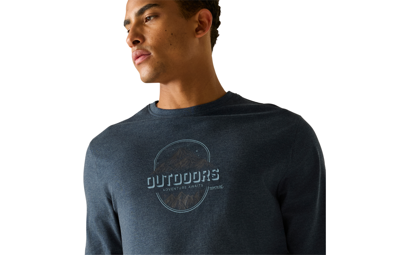 Persoon met donker lang mouwen shirt en ronde opdruk 'OUTDOORS' op de voorkant, lichte effen achtergrond