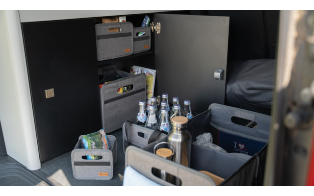 Placards et tiroirs de cuisine ouverts avec différents aliments et boissons