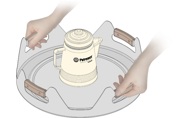 Rundes Metalltablett mit vier Holzgriffen am Rand, in der Mitte eine cremefarbene Thermoskanne mit schwarzem Aufdruck, zwei Hände halten das Tablett