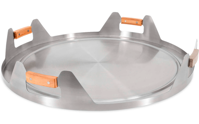 Runde flache Edelstahlplatte mit erhöhtem Rand, vier aufrechten dreieckigen Metallstützen am Rand und vier kleinen Holzgriffen