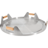 Plaque ronde plate en acier inoxydable avec rebord surélevé, quatre supports métalliques triangulaires verticaux sur le rebord et quatre petites poignées en bois