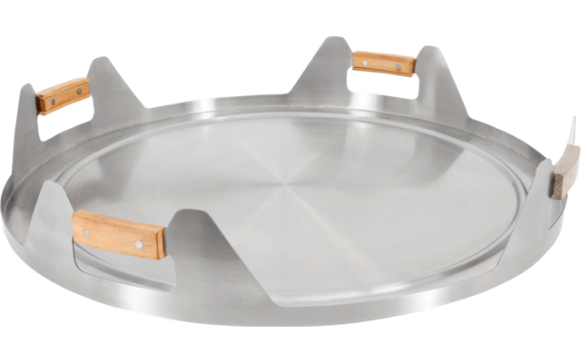 Plaque ronde plate en acier inoxydable avec rebord surélevé, quatre supports métalliques triangulaires verticaux sur le rebord et quatre petites poignées en bois