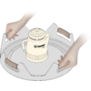 Plateau métallique rond avec quatre poignées en bois sur le bord, au centre une thermos crème avec un marquage noir, deux mains tiennent le plateau