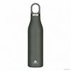 Dunkelgrüne, matte Trinkflasche mit schlankem Körper, Deckel mit rundem Tragegriff und silbernem Ring, weißes Logo mit Bergsymbol unten