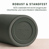 Dunkelgrüner Edelstahlbecher liegt auf der Seite; Blick auf den runden Silikonboden mit geprägtem Logo GRONENBERG, Gabel- und Glas-Symbole, umlaufende Texte 'love your everyday', 'do not microwave', 'hand wash only' und eine Webadresse; oben große Üb