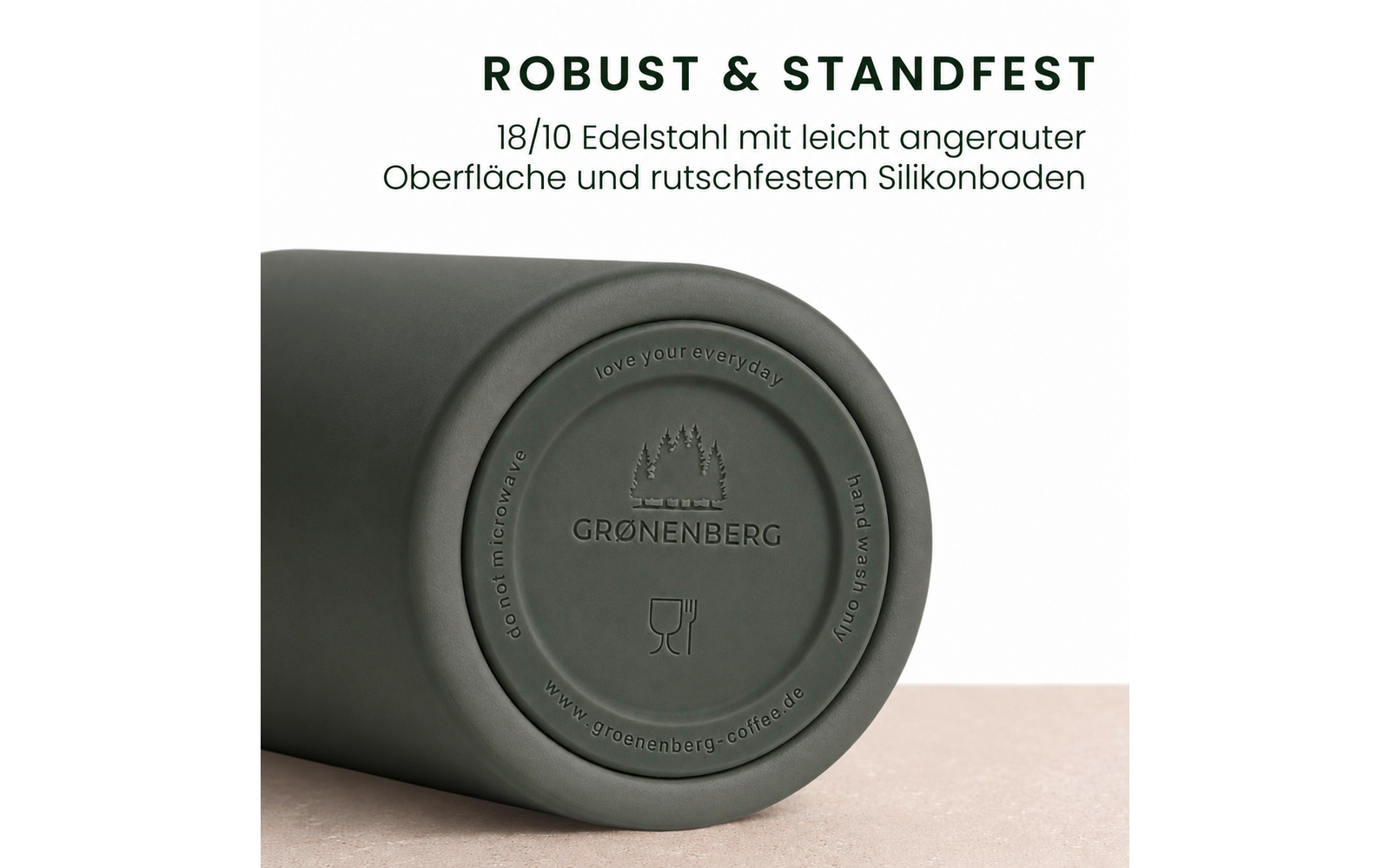Dunkelgrüner Edelstahlbecher liegt auf der Seite; Blick auf den runden Silikonboden mit geprägtem Logo GRONENBERG, Gabel- und Glas-Symbole, umlaufende Texte 'love your everyday', 'do not microwave', 'hand wash only' und eine Webadresse; oben große Üb