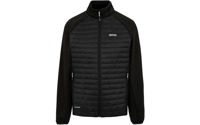 Zwarte jas met horizontaal doorgestikte voorzijde, rits over de volle lengte, opstaande kraag, gladde mouwen, twee ritssluitende zijzakken en witte logo's op de borst en linksonder