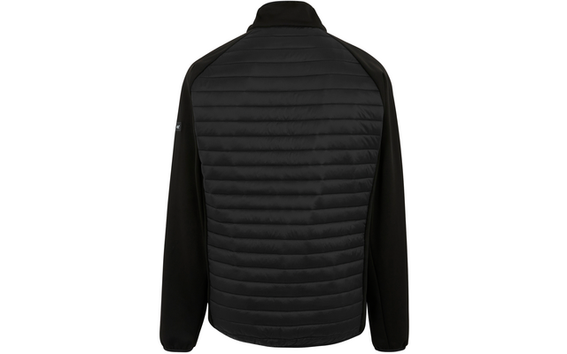 Achteraanzicht van een zwarte jas met horizontaal doorgestikt gewatteerd achterpand, gladde mouwen, opstaande kraag en klein logo op de linkermouw