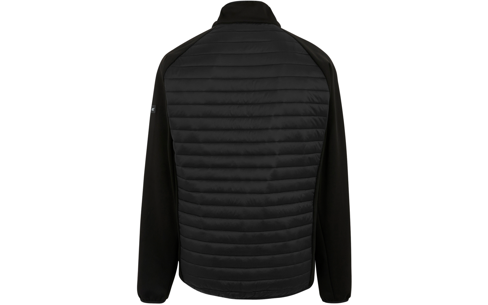 Achteraanzicht van een zwarte jas met horizontaal doorgestikt gewatteerd achterpand, gladde mouwen, opstaande kraag en klein logo op de linkermouw
