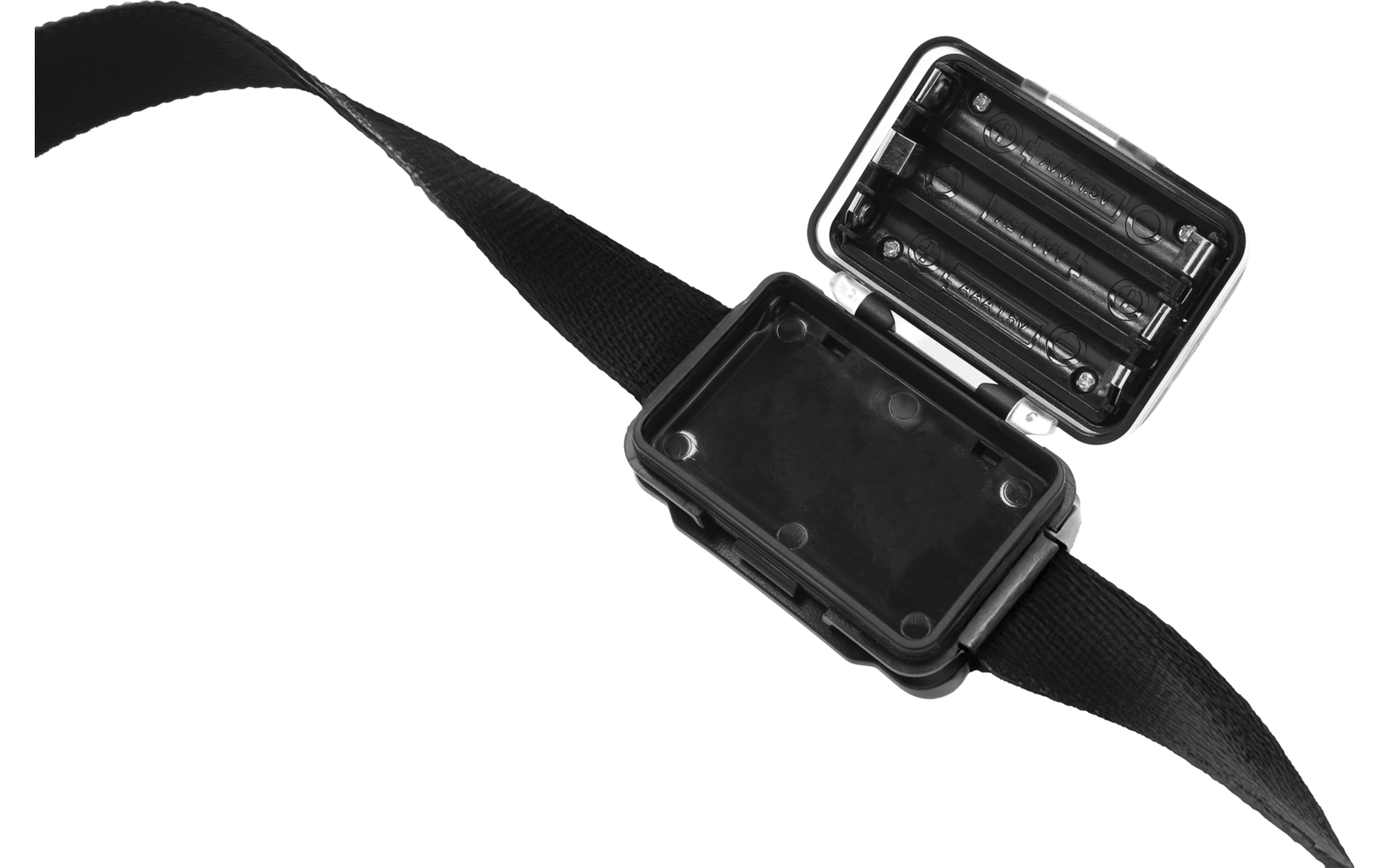 Schwarzes rechteckiges Kunststoffgehäuse mit offenem Deckel, im Deckel drei sichtbare Batterien, Gehäuse an einem schwarzen Gurt befestigt