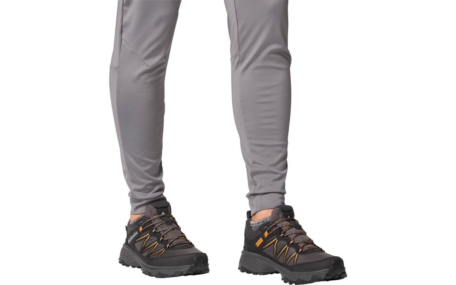Jambes en pantalon gris et chaussures de randonnée noires