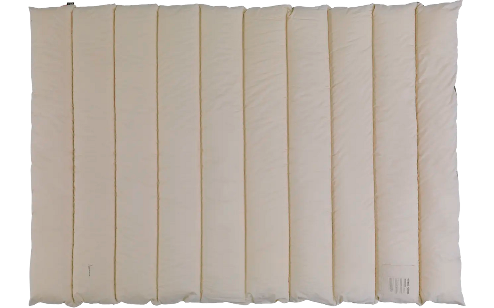 Weißes, gefaltetes Kissen mit mehreren Längsstreifen auf einem weißen Hintergrund