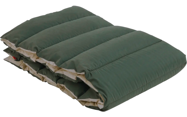 Gefaltete, grüne Steppdecke auf weißem Hintergrund