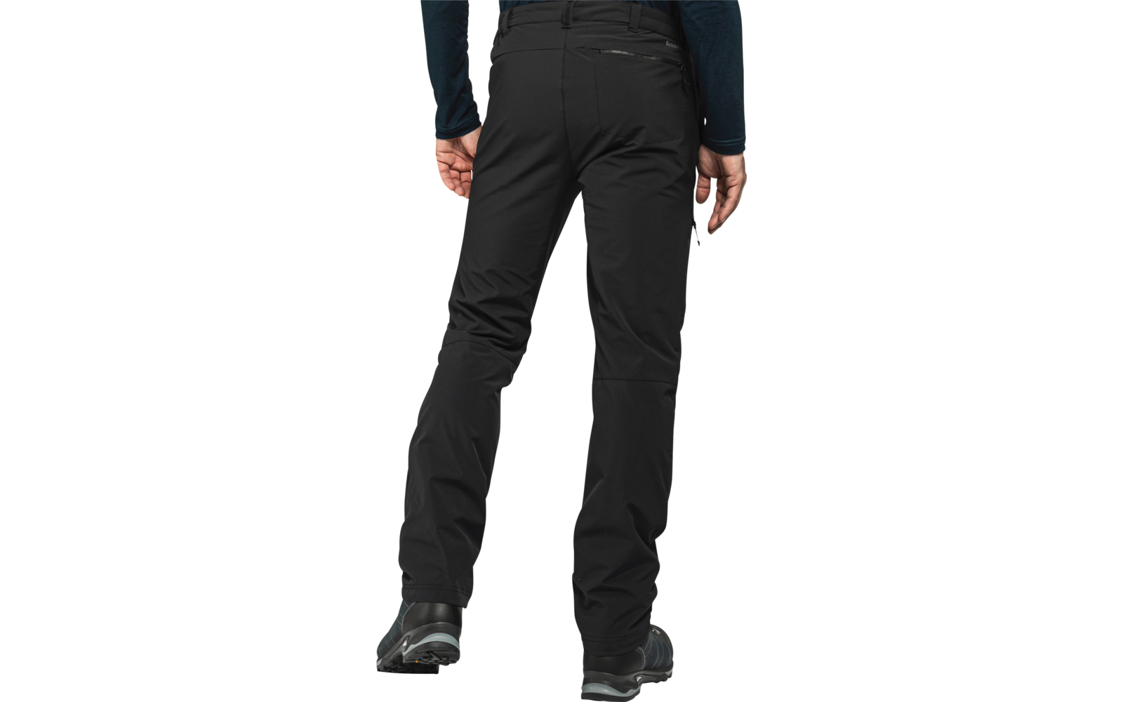 Achteraanzicht van een persoon van taille tot voeten, zwarte outdoorbroek, zwarte enkelschoenen, een hand langs het lichaam zichtbaar