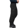 Zijaanzicht van het onderlichaam van een persoon met een donkerblauw longsleeve, zwarte outdoorbroek met ritszakken en driehoekig logo, en zwarte wandelschoenen op witte achtergrond