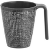 Graue Tasse mit hohem, geradem Henkel rechts und außen weiß-grauem, gewebt wirkendem Muster; innen glatt und dunkel